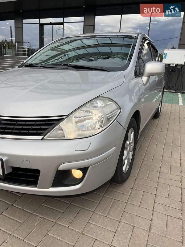 Хэтчбек Nissan TIIDA 2008 в Киеве