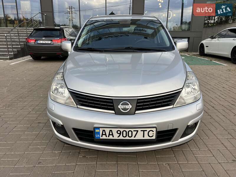 Хэтчбек Nissan TIIDA 2008 в Киеве