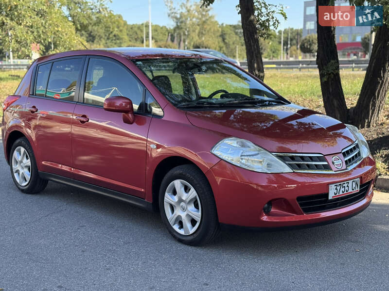 Nissan TIIDA 2011