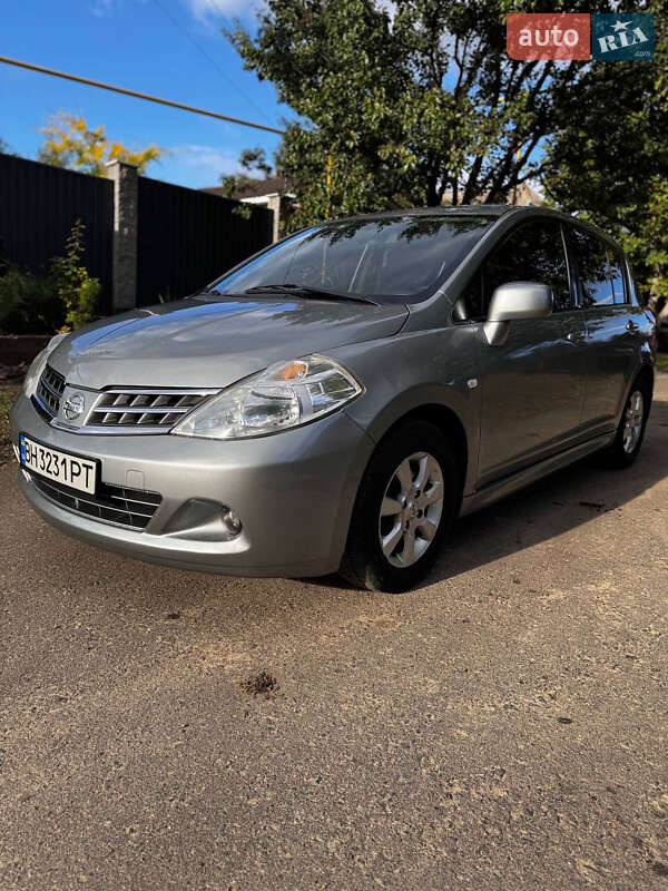 Хэтчбек Nissan TIIDA 2010 в Одессе