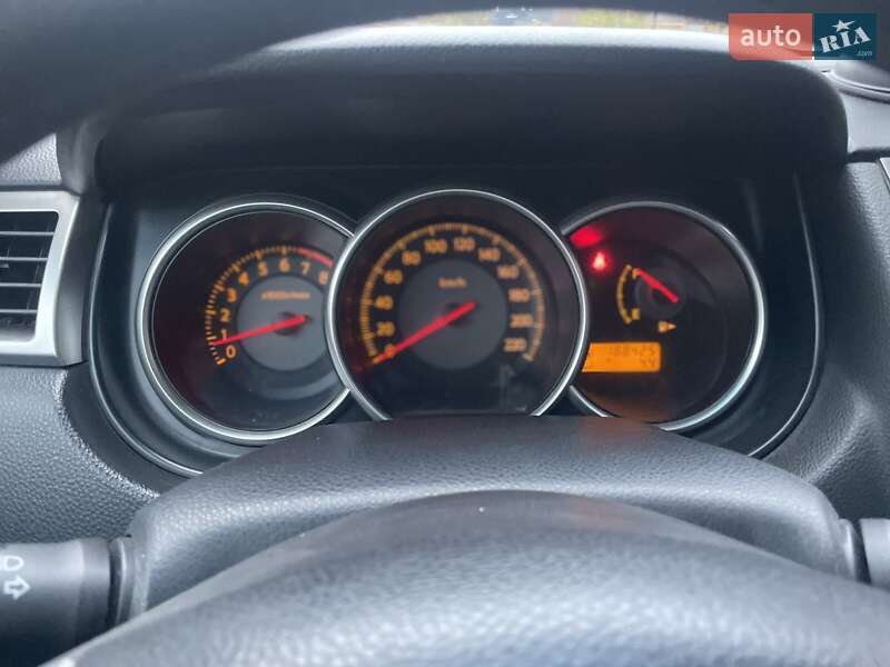 Хэтчбек Nissan TIIDA 2008 в Чернигове