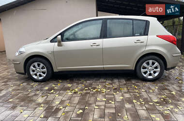 Хэтчбек Nissan TIIDA 2010 в 