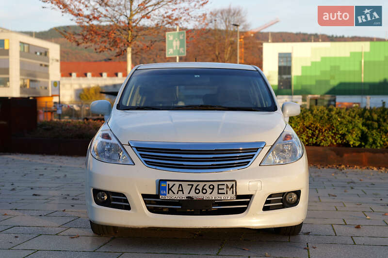 Хэтчбек Nissan TIIDA 2010 в Киеве