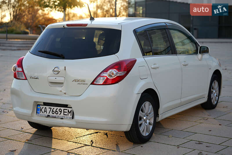 Хэтчбек Nissan TIIDA 2010 в Киеве