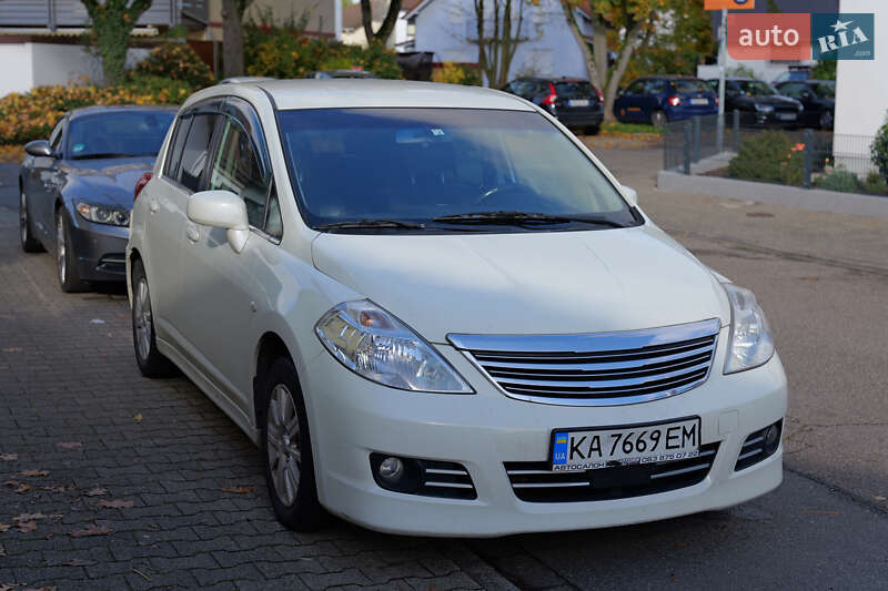 Хэтчбек Nissan TIIDA 2010 в Киеве