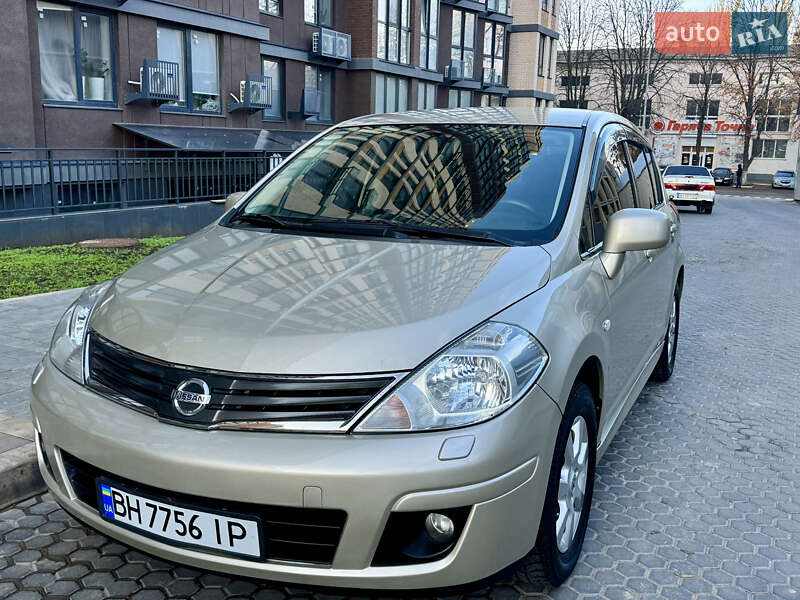 Nissan TIIDA 2011
