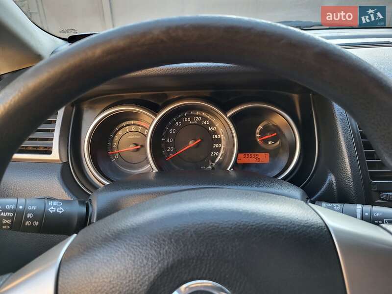 Хэтчбек Nissan TIIDA 2012 в Остроге