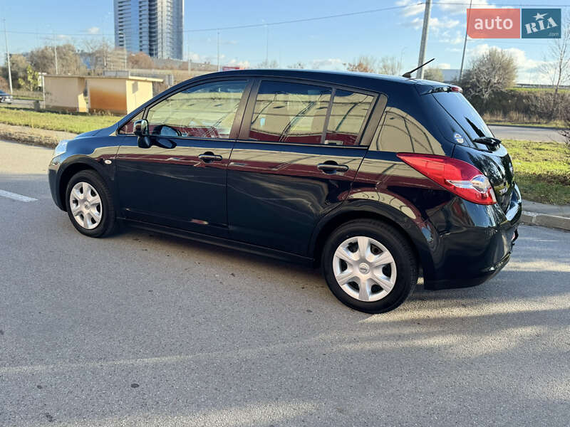 Хэтчбек Nissan TIIDA 2010 в Киеве