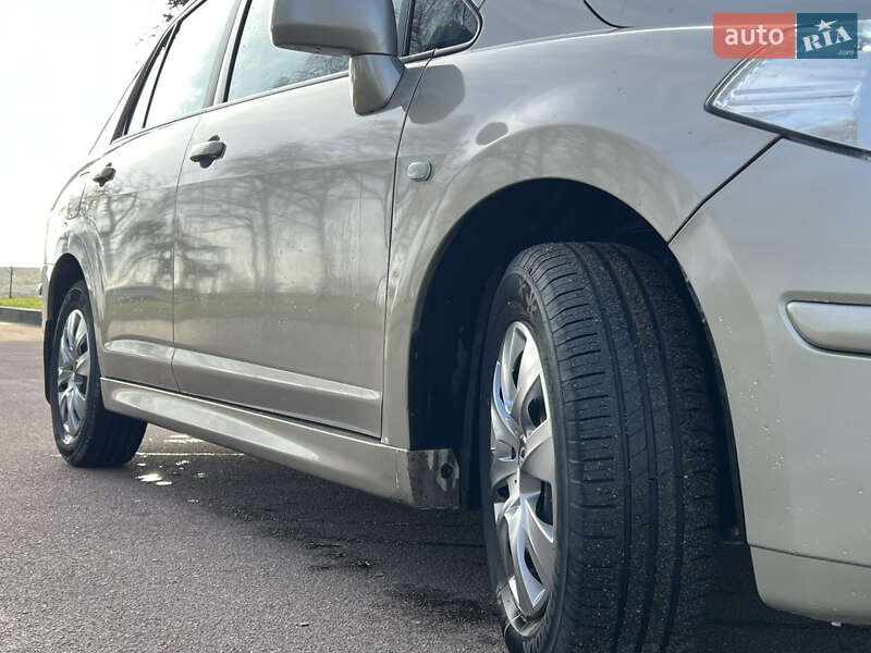 Седан Nissan TIIDA 2010 в Житомире