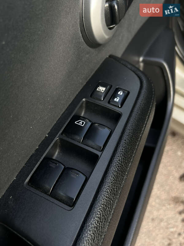 Седан Nissan TIIDA 2010 в Житомире