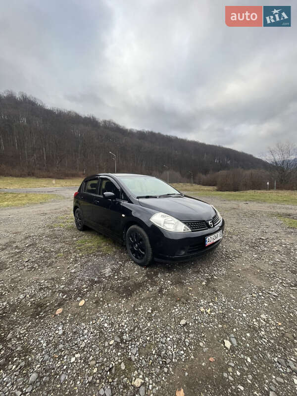 Хэтчбек Nissan TIIDA 2008 в Сваляве