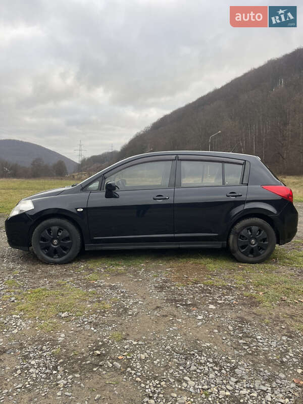 Хэтчбек Nissan TIIDA 2008 в Сваляве