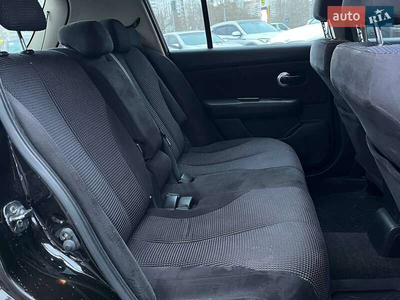 Хэтчбек Nissan TIIDA 2010 в Киеве