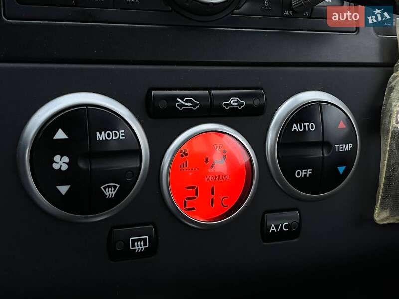 Хэтчбек Nissan TIIDA 2010 в Киеве