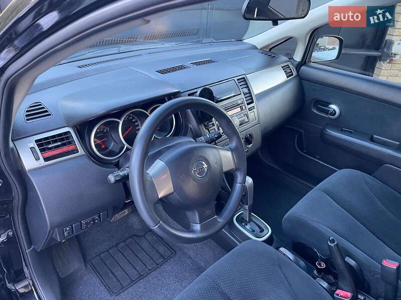 Хэтчбек Nissan TIIDA 2011 в Шептицькому