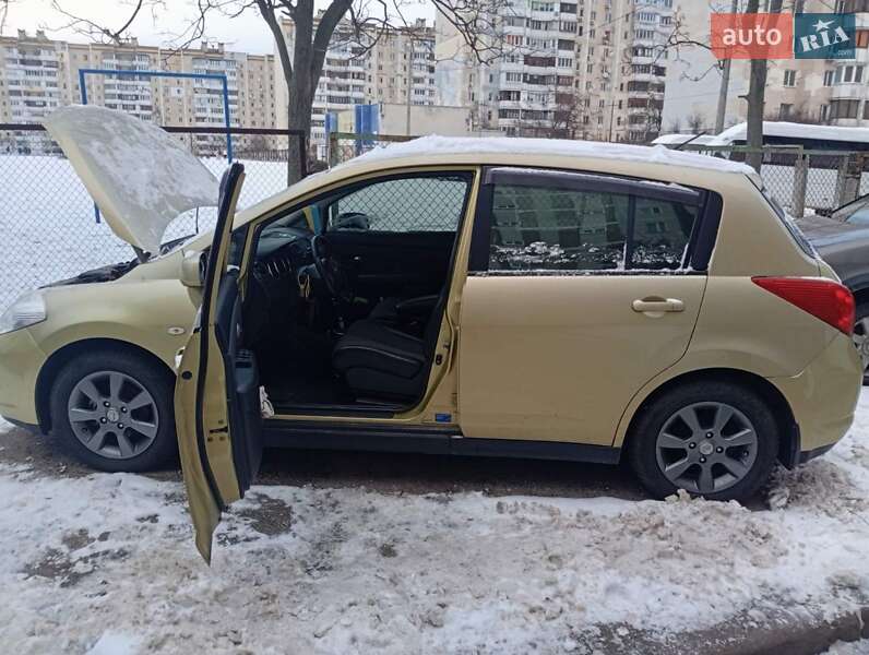 Хэтчбек Nissan TIIDA 2008 в Киеве