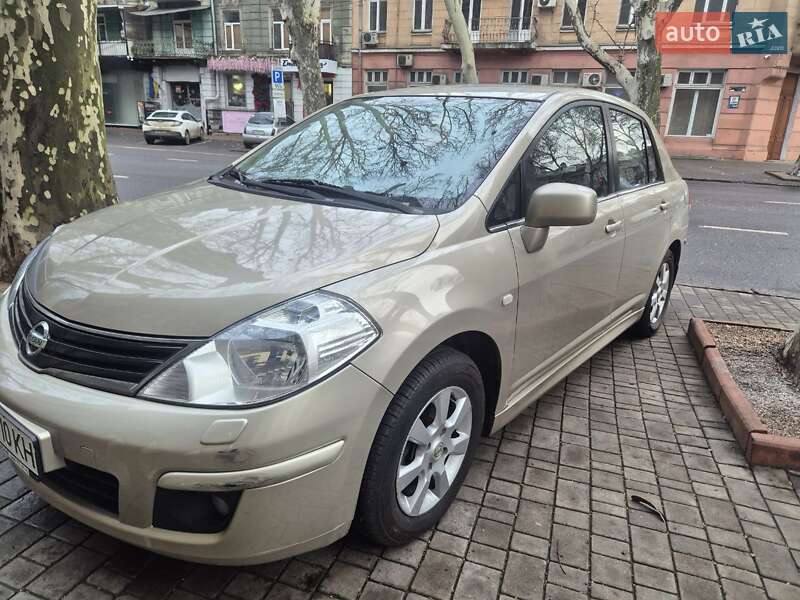 Nissan TIIDA 2010