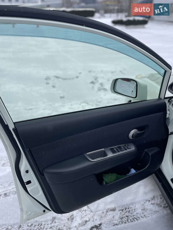 Хэтчбек Nissan TIIDA 2012 в Киеве