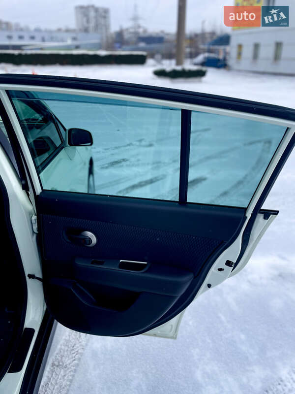 Хэтчбек Nissan TIIDA 2012 в Киеве