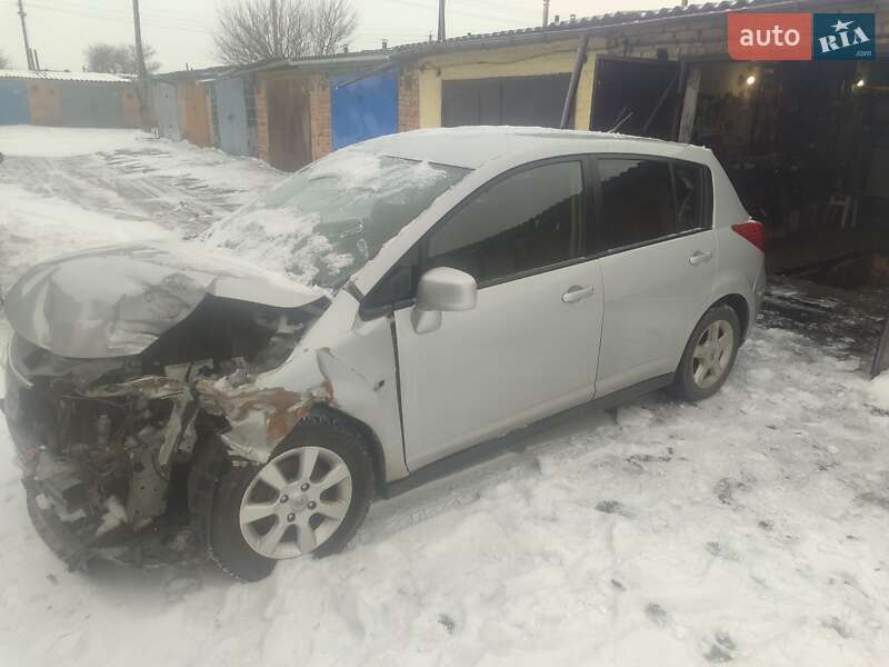 Хэтчбек Nissan TIIDA 2008 в Кропивницком