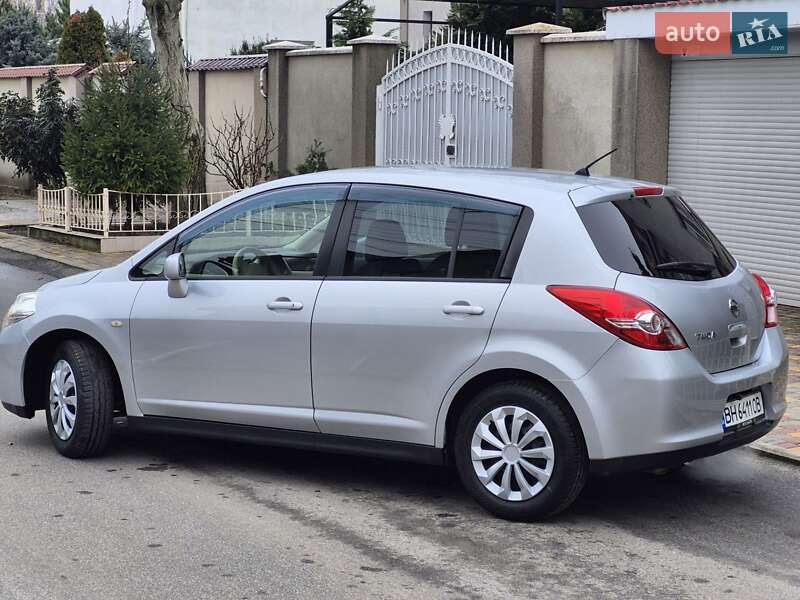 Хэтчбек Nissan TIIDA 2010 в Одессе фото 3 Хэтчбек Nissan TIIDA 2010 в Одессе