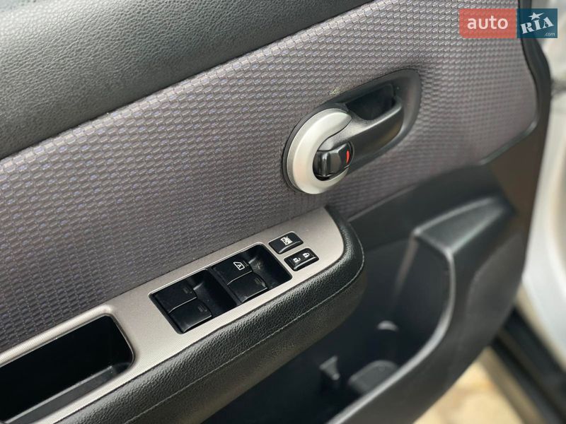 Хэтчбек Nissan TIIDA 2008 в Днепре