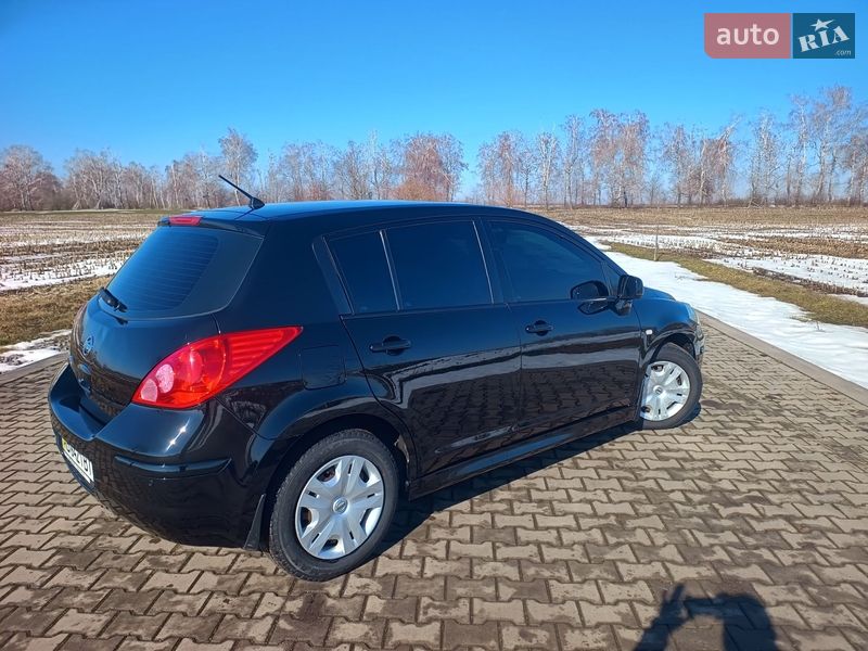 Хэтчбек Nissan TIIDA 2012 в Липовце