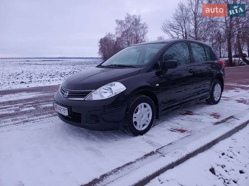 Хэтчбек Nissan TIIDA 2012 в Липовце