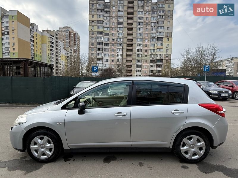 Хэтчбек Nissan TIIDA 2012 в Киеве