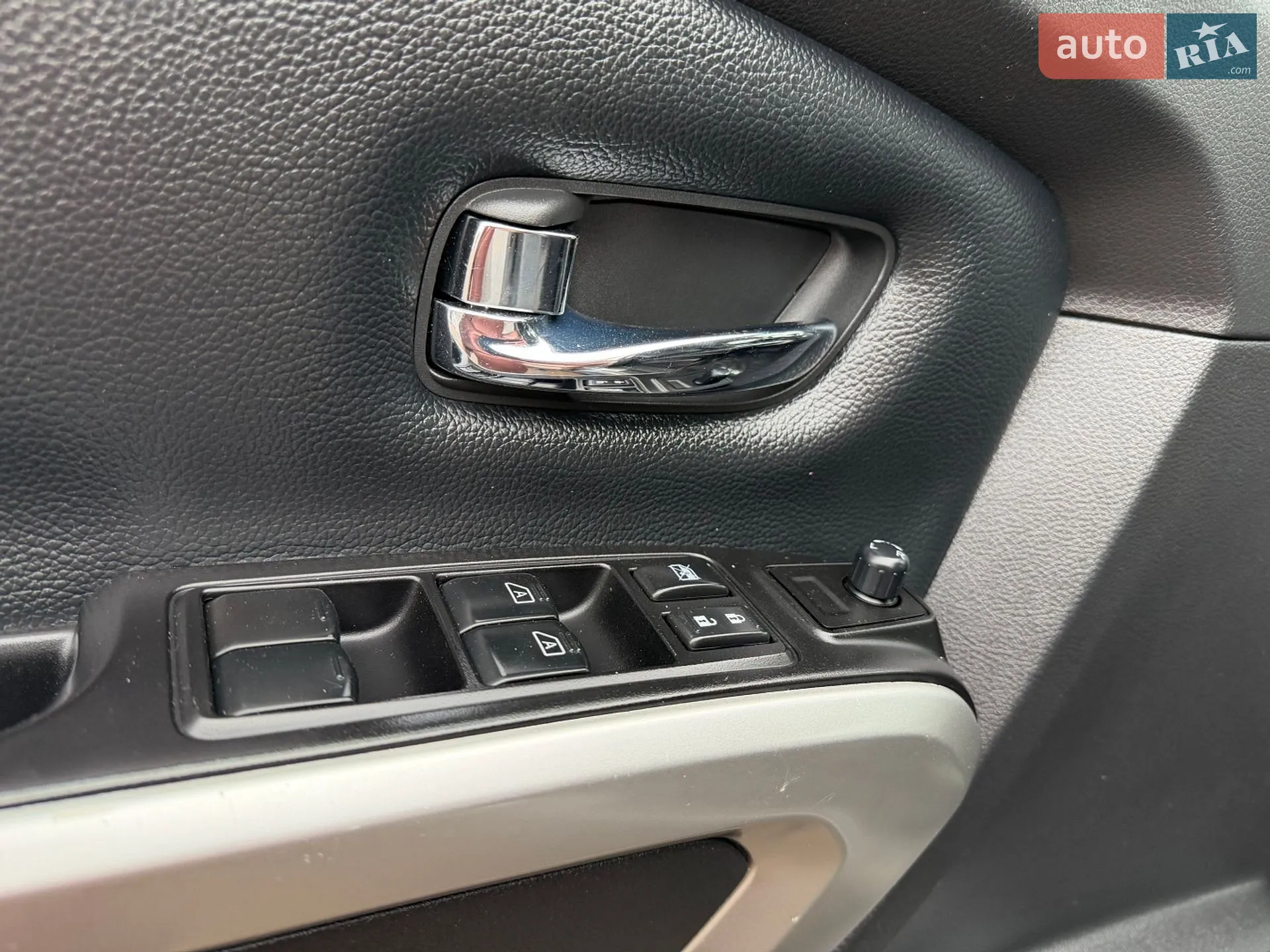 2016 Nissan Titan - мініатюра 22