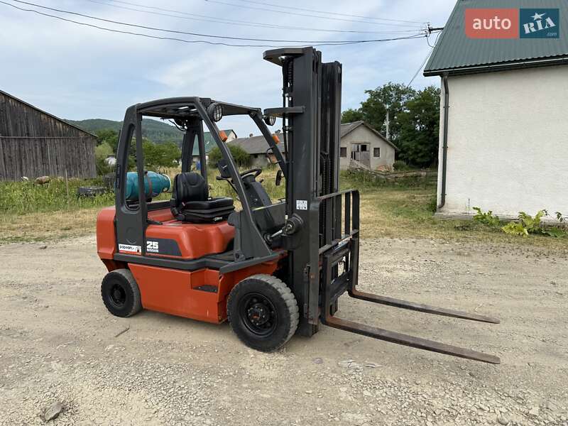 Вилочный погрузчик Nissan UD 2004 в Тячеве