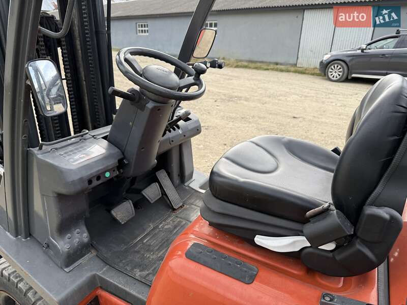 Вилочный погрузчик Nissan UD 2004 в Тячеве