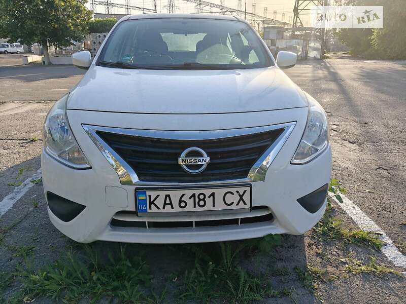 Седан Nissan Versa 2016 в Днепре