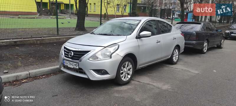 Седан Nissan Versa 2017 в Киеве