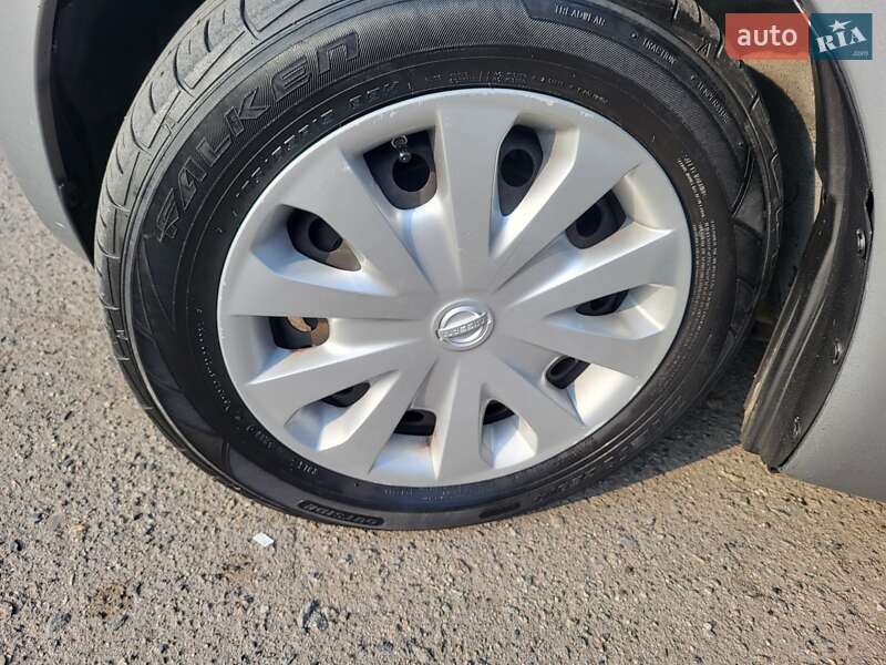 Седан Nissan Versa 2014 в Хмельницькому