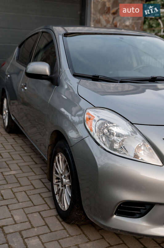 Седан Nissan Versa 2014 в Ивано-Франковске