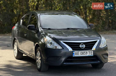 Седан Nissan Versa 2014 в Днепре