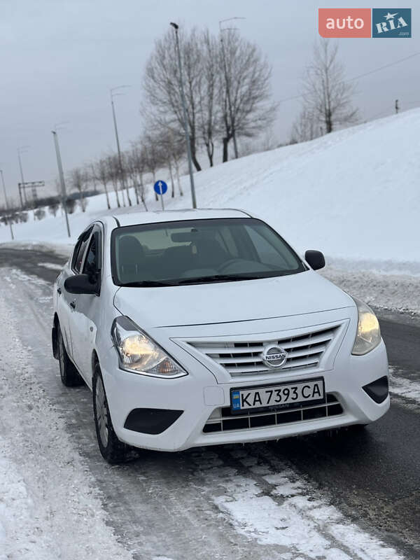 Седан Nissan Versa 2015 в Києві