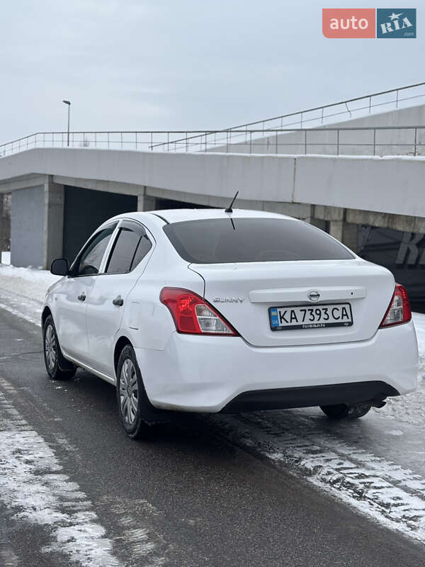 Седан Nissan Versa 2015 в Києві