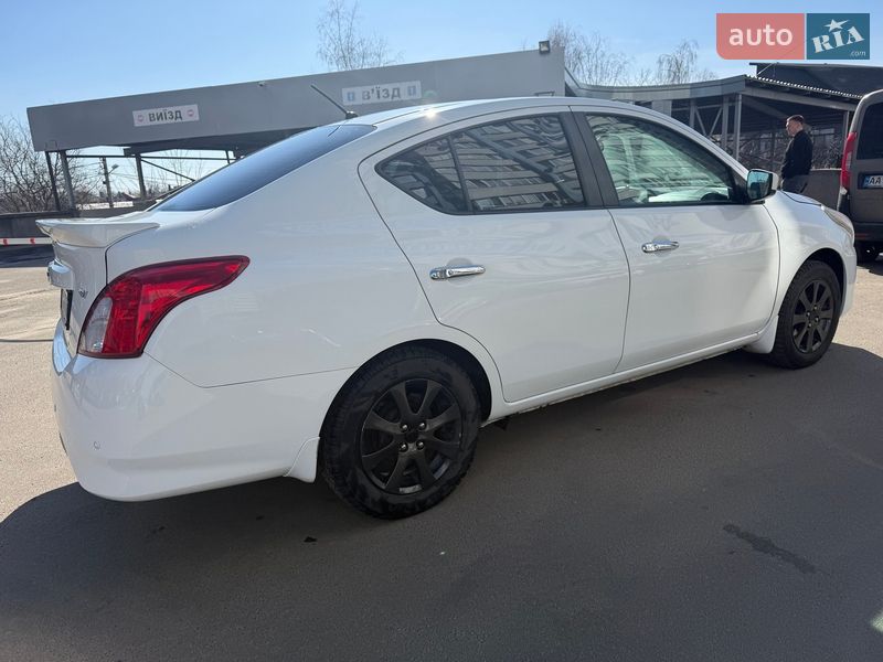 Седан Nissan Versa 2017 в Киеве