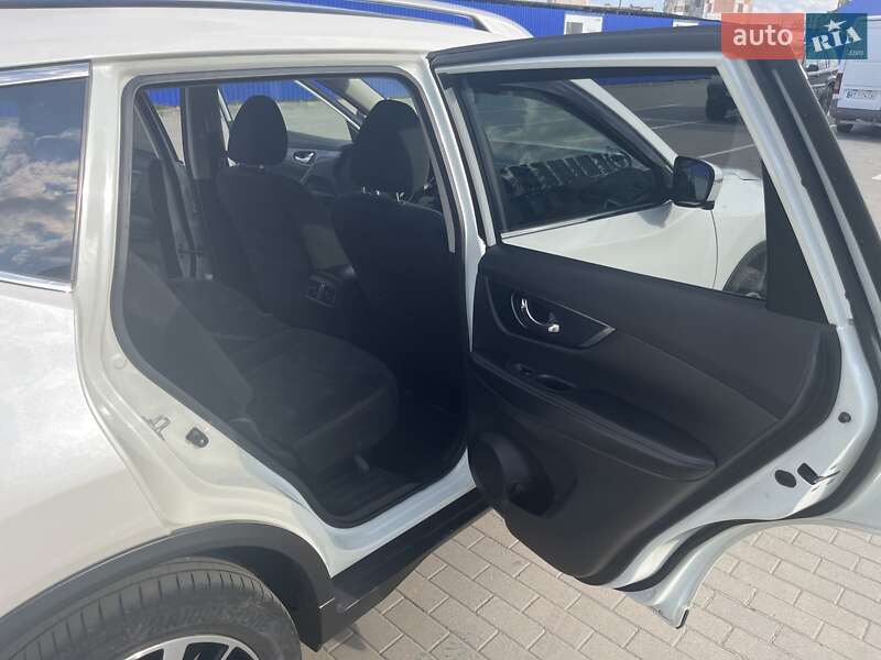 Внедорожник / Кроссовер Nissan X-Trail 2016 в Калуше