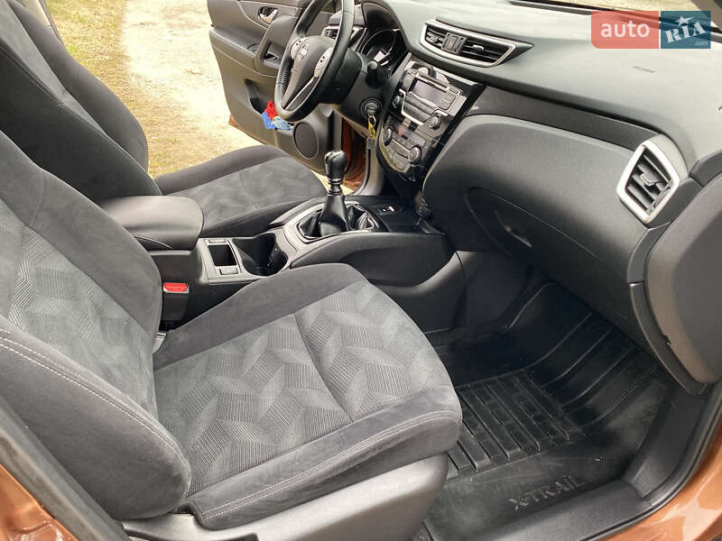 Внедорожник / Кроссовер Nissan X-Trail 2016 в Калуше