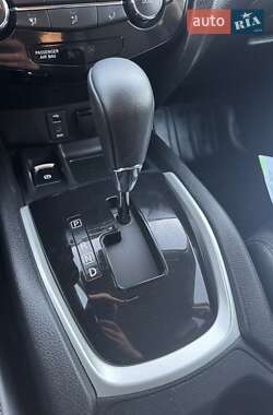 Внедорожник / Кроссовер Nissan X-Trail 2015 в 