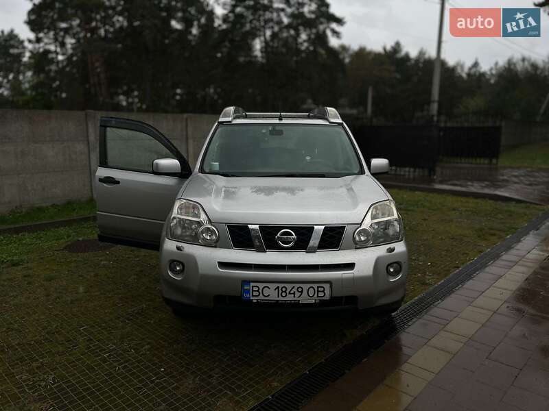 Внедорожник / Кроссовер Nissan X-Trail 2010 в Новояворовске
