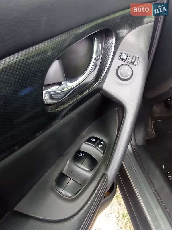 Позашляховик / Кросовер Nissan X-Trail 2016 в Вараші