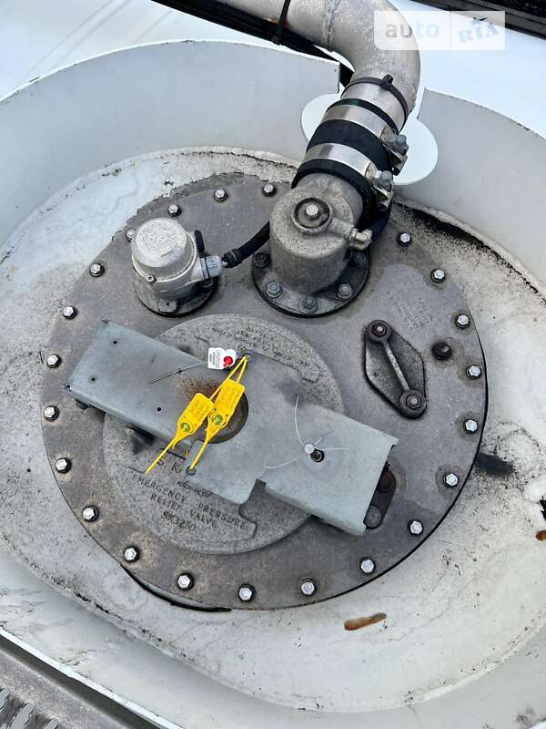 Цистерна напівпричіп NUOVA Ma.Na.Ro. 2010 в Києві