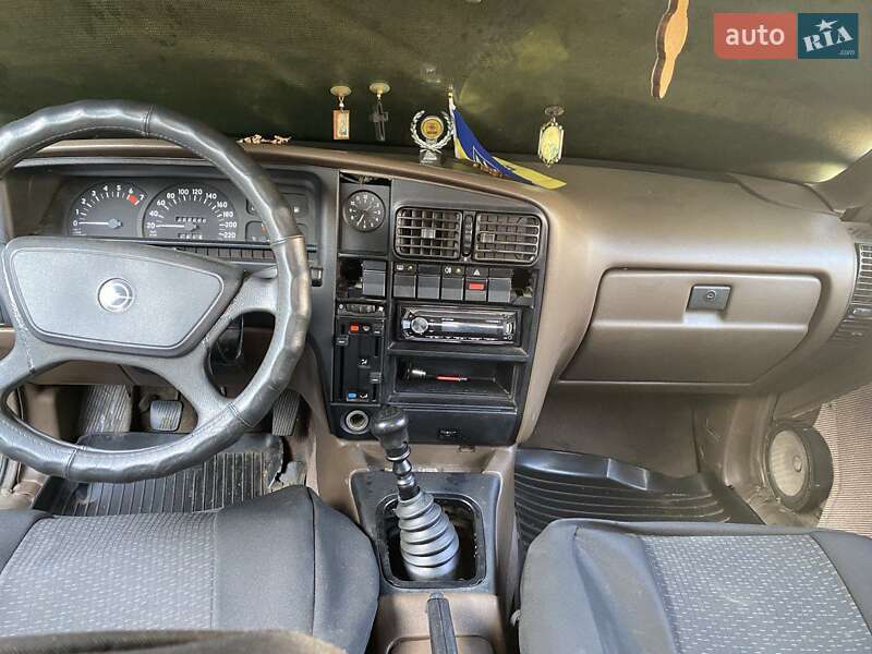 Седан Opel 1.8 Liter 1987 в Золотоноші фото 7 Седан Opel 1.8 Liter 1987 в Золотоноші