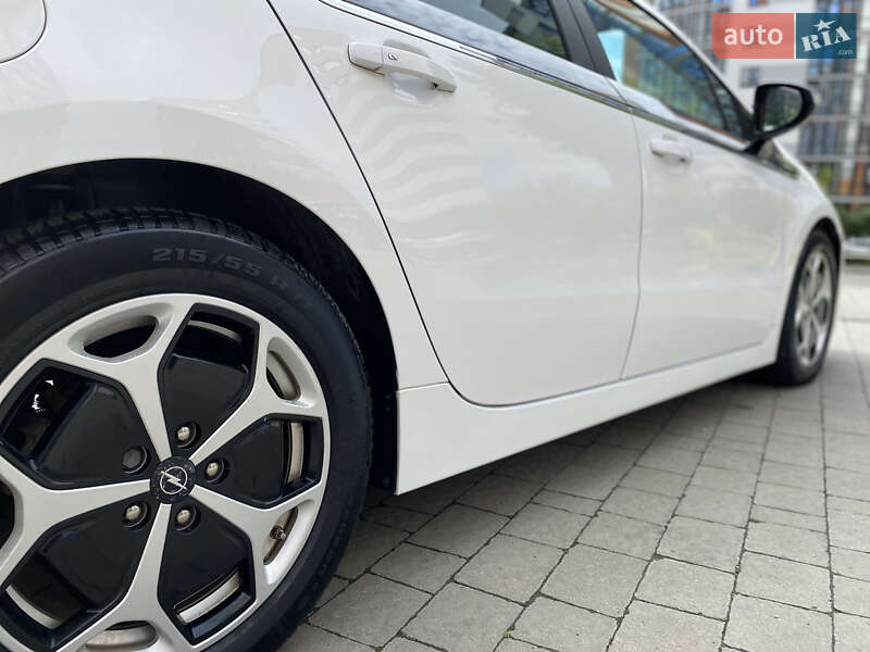Хэтчбек Opel Ampera 2012 в Ивано-Франковске