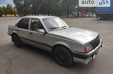 Седан Opel Ascona 1985 в Николаеве