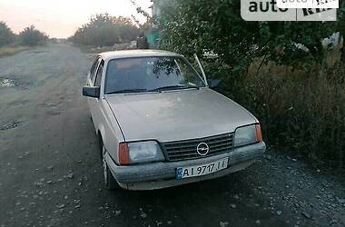 Седан Opel Ascona 1986 в Киеве